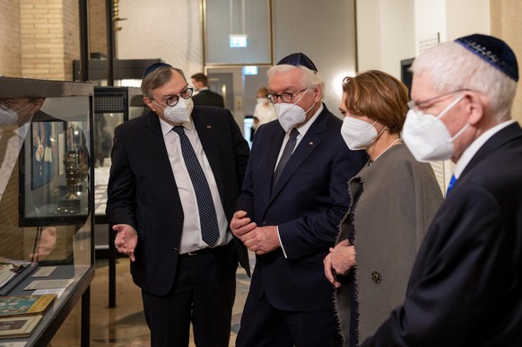 HANDOUT - 10.02.2021, Nordrhein-Westfalen, K�ln: Bundespr�sident Frank-Walter Steinmeier und seine Frau Elke B�denbender (2.v.r) stehen mit Josef Schuster (r), Pr�sident des Zentralrats der Juden in D ...