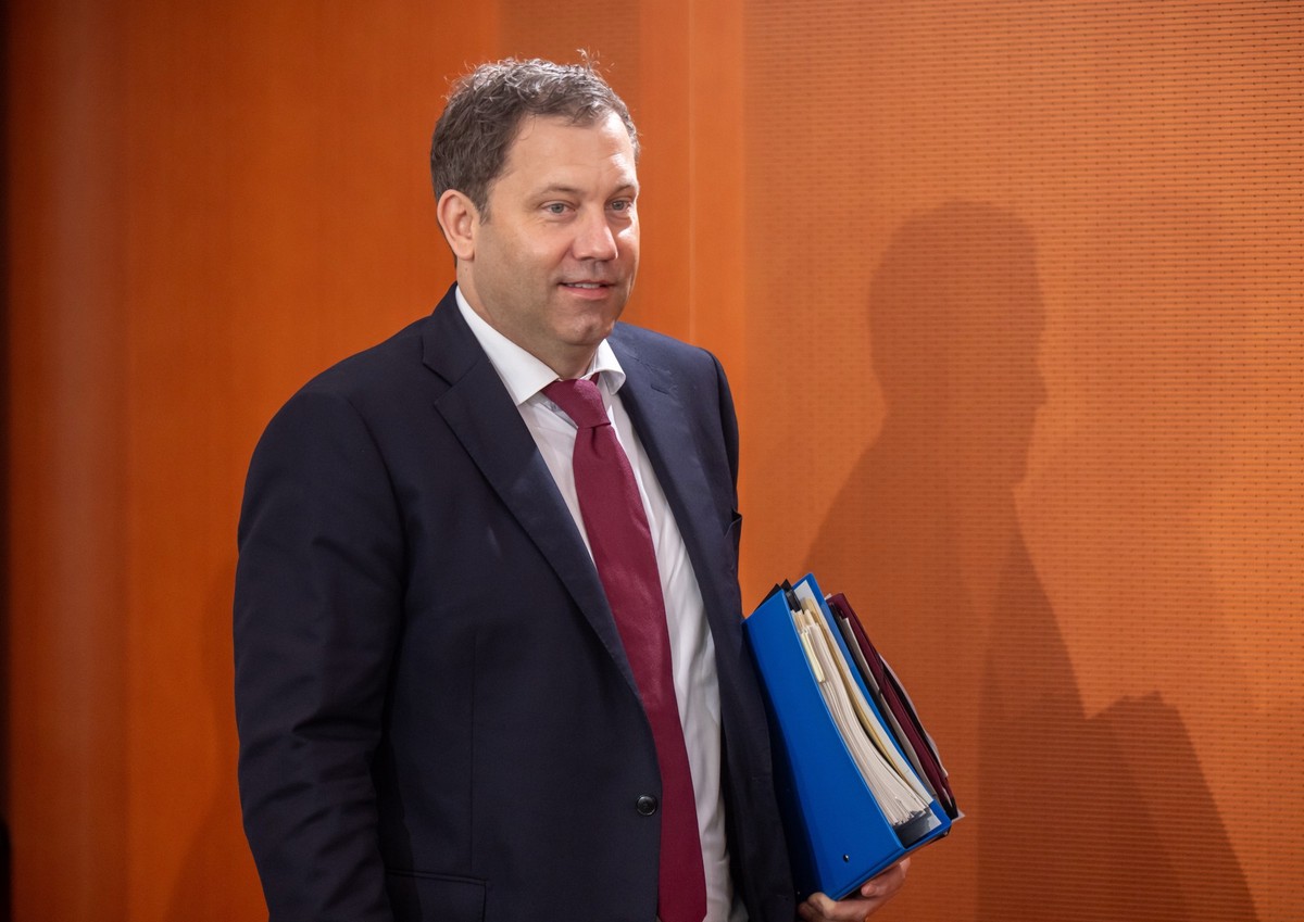 24.06.2025, Berlin: Lars Klingbeil (SPD), Bundesminister der Finanzen, kommt zu Beginn der Sitzung des Bundeskabinett im Kanzleramt. Thema der Sitzung ist der Haushalt und das Sondervermögen für Infra ...