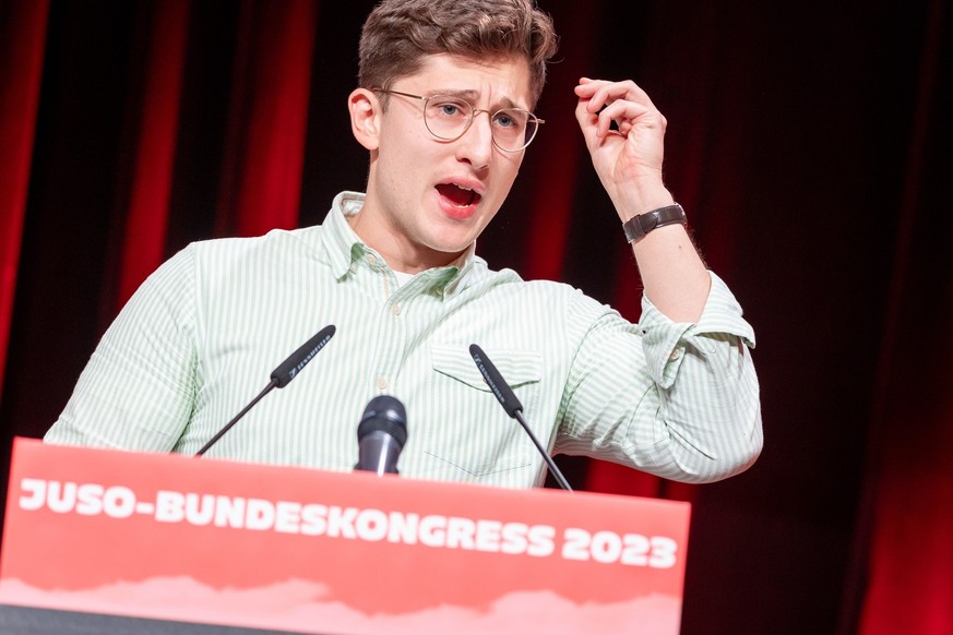 dpatopbilder - 17.11.2023, Niedersachsen, Braunschweig: Philipp Türmer, Kandidat Jusos-Bundesvorsitzender, hält beim Bundeskongress der Jungsozialisten (Jusos) seine Bewerbungsrede. Foto: Moritz Frank ...