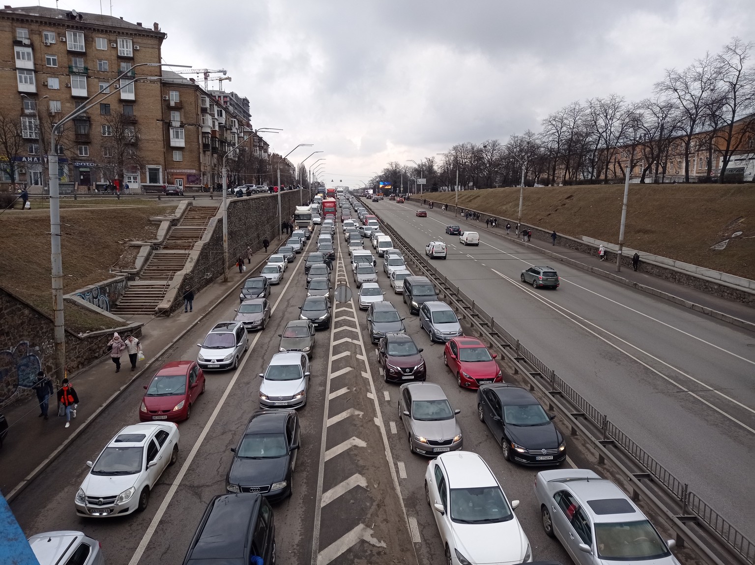 dpatopbilder - 24.02.2022, Ukraine, Kiew: Fahrzeuge stehen in einer Schlange, w�hrend sie aus Kiew herausfahren. Russische Truppen haben ihren erwarteten Angriff auf die Ukraine gestartet. Foto: Serge ...