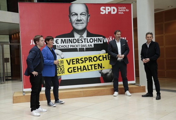 SPD-Generalsekret�r Kevin K�hnert, Saskia Esken, Parteivorsitzende der SPD, MdB, Lars Klingbeil, Parteivorsitzender der SPD, MdB, Rolf M�tzenich, Deutschland, Berlin, Willy-Brandt-Haus, Bildtermin Ver ...