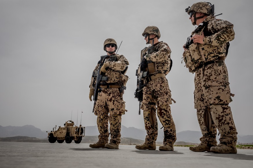 25.03.2018, Afghanistan, Masar-I-Scharif: 25.03.2018, Afghanistan, Masar-i-Scharif: Soldaten der Bundeswehr bewachen einen Konvoi im Feldlager Camp Marmal. Foto: Michael Kappeler/dpa +++ dpa-Bildfunk  ...