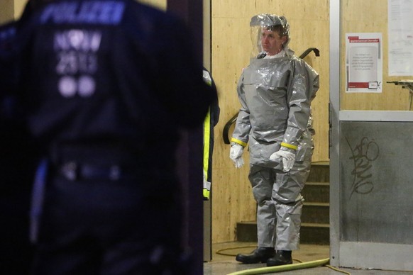 Die Beamten tragen Atemschutzmasken bei der Durchsuchung von zwei Wohnungen in Chorweiler.