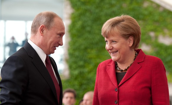 ARCHIVFOTO: Alt Bundeskanzlerin Angela Merkel und Wladimir PUTIN. Bundeskanzlerin Angela MERKEL und Wladimir PUTIN Besuch und Empfang des russischen Praesidenten mit militaerischen Ehren im Bundeskanz ...