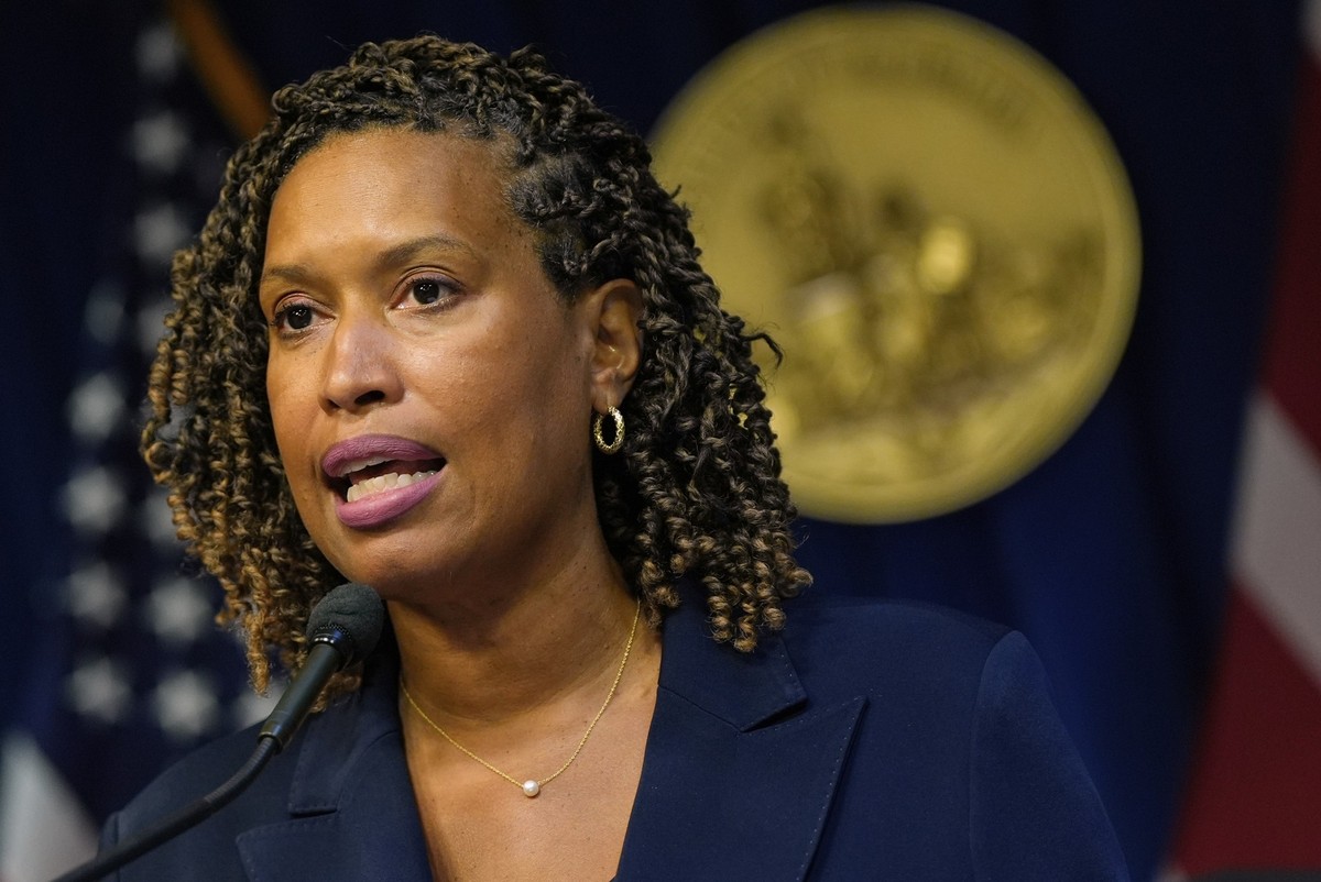 12.08.2025, USA, Washington: Muriel Bowser, Bürgermeisterin von Washington, spricht während einer Pressekonferenz über den Plan von Präsident Trump, wegen angeblich ausufernder Kriminalität in der Sta ...
