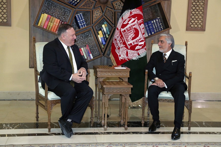 Mike Pompeo und Abdullah Abdullah (r.).