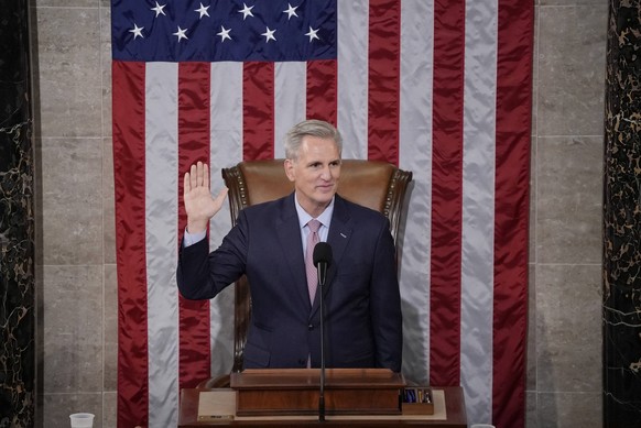 News Bilder des Tages Rep. Kevin McCarthy, R-CA, takes the oath of office for Speaker of the House at the U.S. Capitol in Washington, DC on Friday, January 6, 2023. PUBLICATIONxINxGERxSUIxAUTxHUNxONLY ...