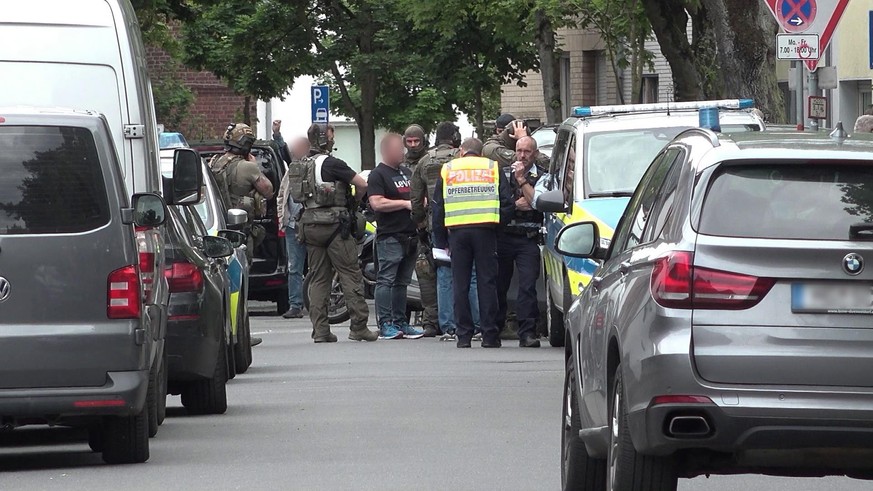 Polizei steht in der Nähe einer Schule.Nach der mutmaßlichen Sichtung einer Waffe im Umfeld einer Schule in Dinslaken hat die Polizei das Gebäude am Mittwoch vorsichtshalber durchsucht. «Wir schätzen  ...