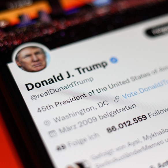 Donald Trump zurück auf Twitter Nahaufnahme des Twitter-Profils von Donald Trump realDonaldTrump , 45. Präsident der Vereinigten Staaten von Amerika, auf einem Smartphone am 20.11.2022. Nachdem Elon M ...