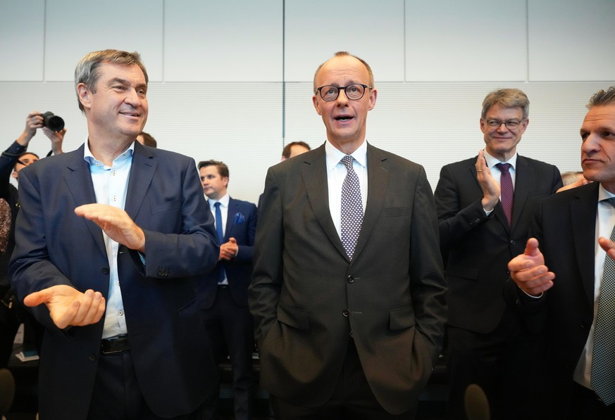 25.02.2025, Berlin: Friedrich Merz (M), CDU-Bundesvorsitzender und CDU/CSU-Fraktionsvorsitzender im Bundestag, steht bei der konstituierenden Sitzung der neuen Unionsfraktion im Bundestag neben Markus ...