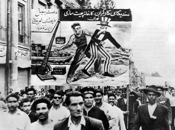 1951 nehmen zahlreiche Iraner an einer von der kommunistischen Tudeh-Partei organisierten Massendemonstration gegen Amerika und Großbritannien teil.