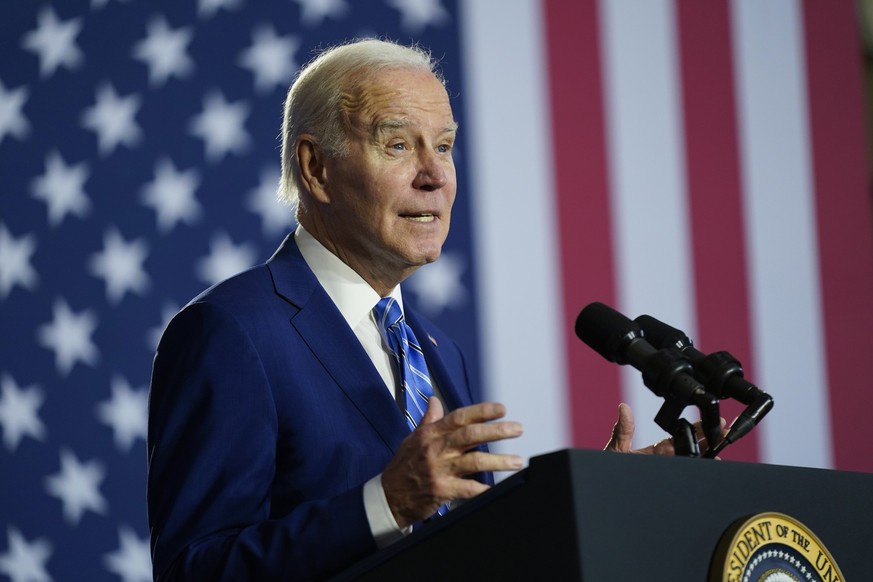 09.02.2023, USA, Tampa: Joe Biden, Präsident der USA, spricht an der University of Tampa über die Pläne seiner Regierung zum Schutz der sozialen Sicherheit und der staatlichen Krankenversicherung sowi ...