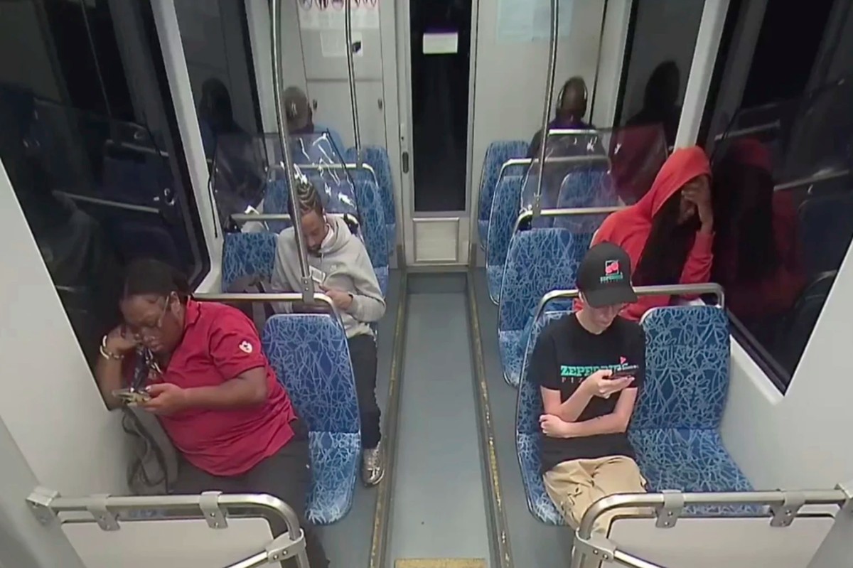 Iryna Zarutska in einem Bus in North Carolina (rechts unten mit Kappe), kurz bevor sie ermordet wird.
