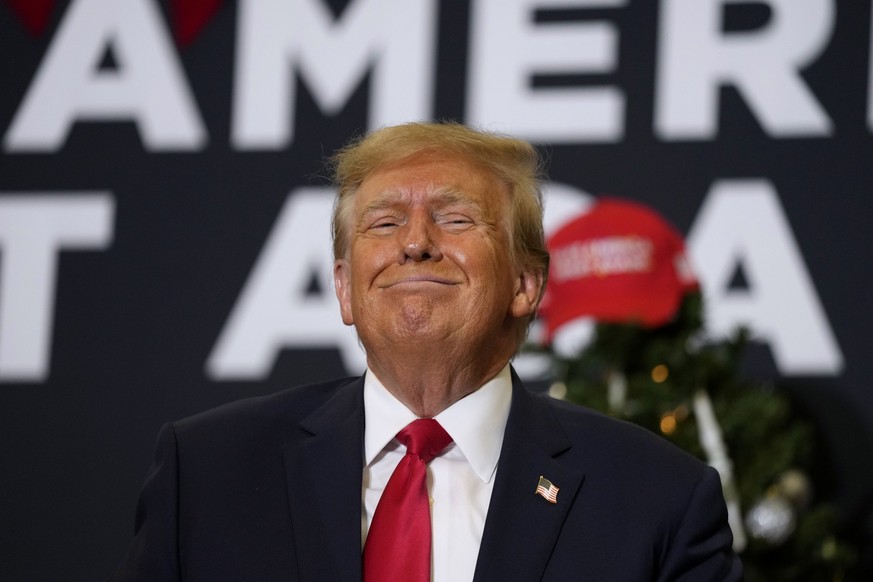 19.12.2023, USA, Waterloo: Donald Trump, ehemaliger Präsident der USA, reagiert während einer Wahlkampfveranstaltung. Foto: Charlie Neibergall/AP +++ dpa-Bildfunk +++