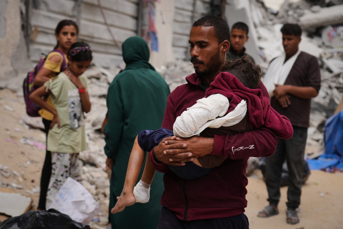 A man carries a child injured in an Israeli strike in Khan Younis, Gaza Strip, Wednesday, Oct. 29, 2025. (AP Photo/Jehad Alshrafi)