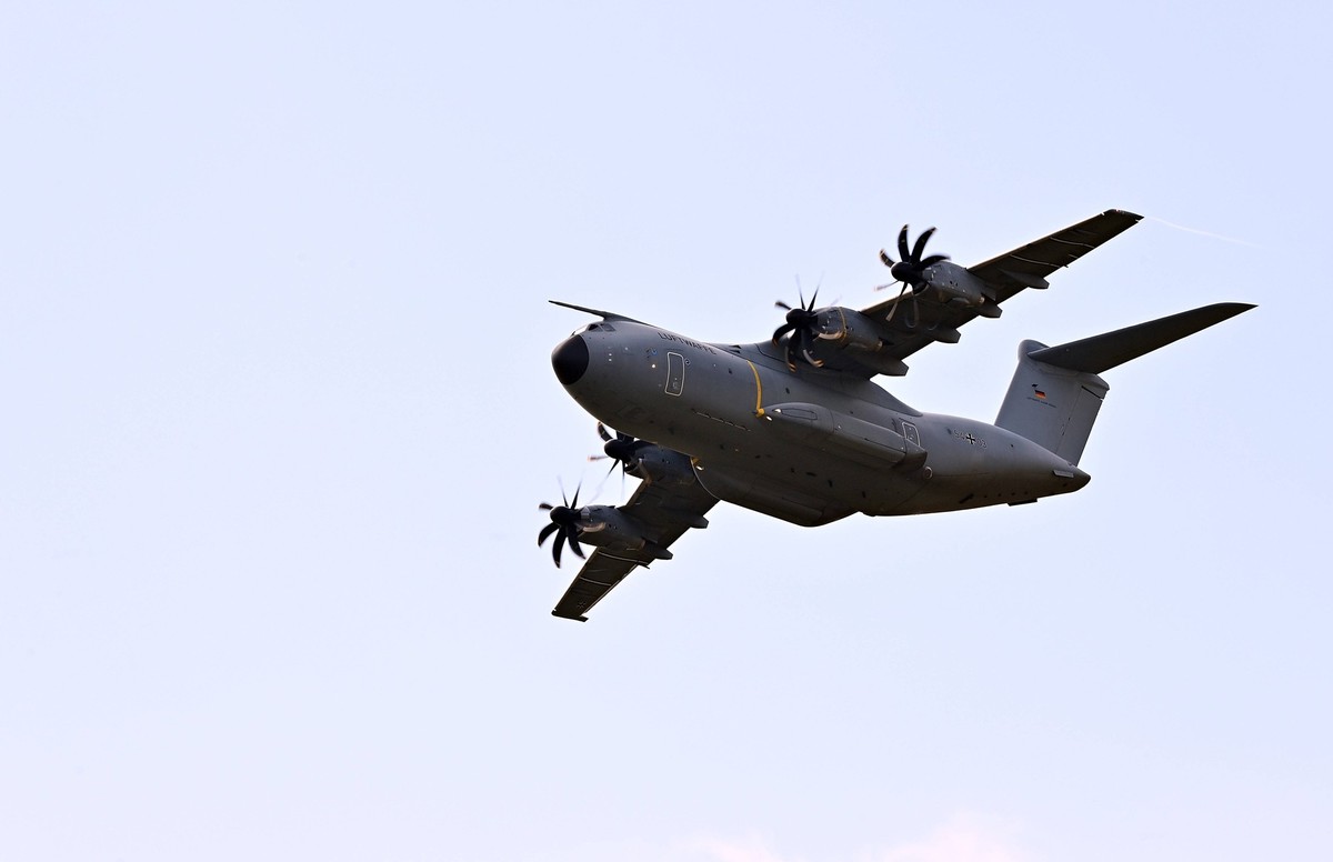 28.06.2025, xjrdrx, Politik Tag der Bundeswehr 2025 in Bückeburg, v.l. militärisches Transportflugzeug / Transportflugzeuge Airbus A400M Bückeburg *** 28 06 2025, xjrdrx, Politik Tag der Bundeswehr 20 ...