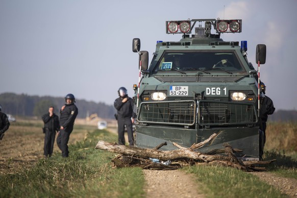 September 14, 2018 - Kerpen, Nordrhein-Westfalen, Germany - Today the eviction of the occupation of the Hambacher Forst started. Kerpen Germany PUBLICATIONxINxGERxSUIxAUTxONLY - ZUMAg237 20180914_zap_ ...