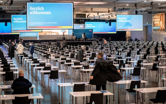 10.04.2021, Sachsen, Dresden: Erste Delegierte kommen am Morgen in die Dresdener Messehalle zum Parteitag der AfD. Ein Thema ist der Beschluss des Wahlprogramms f�r die Bundestagswahl. Foto: Kay Nietf ...