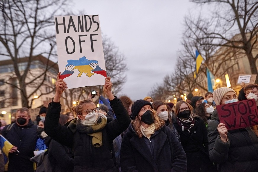 Protest gegen den Einmarsch russischer Soldaten in der Ost-Ukraine Europa, Deutschland, Berlin, 22.02.2022: Ukrainer protestieren vor russischer Botschaft. Pr