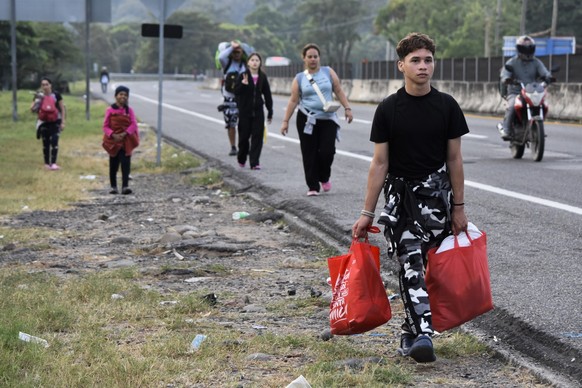 02.01.2025, Mexiko, Tapachula: Migranten gehen durch Tapachula im mexikanischen Bundesstaat Chiapas. Sie sind Teil einer Karawane, die versucht, die Grenze zu den USA zu erreichen. Foto: Edgar H. Clem ...