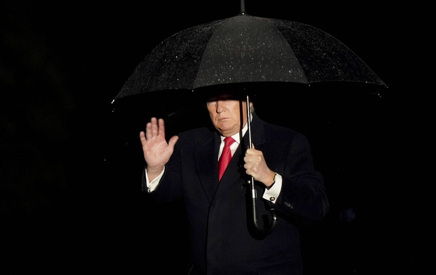 President Donald Trump arrives at the White House in Washington, DC on April 27, 2019, after speaking at a rally in Green Bay, Wisconsin. PUBLICATIONxINxGERxSUIxAUTxHUNxONLY WAX20190427204 LEIGHxVOGEL