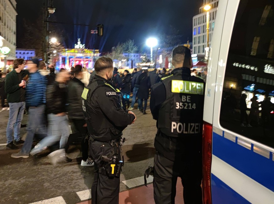 Polizisten Polizei steht an Silvester am Brandenburger Tor in Berlin, Deutschland, am 31.12.2022 *** Police officers Police is to New Year s Eve on Brandenburg Gate in Berlin, Germany, on 31 12 2022 C ...