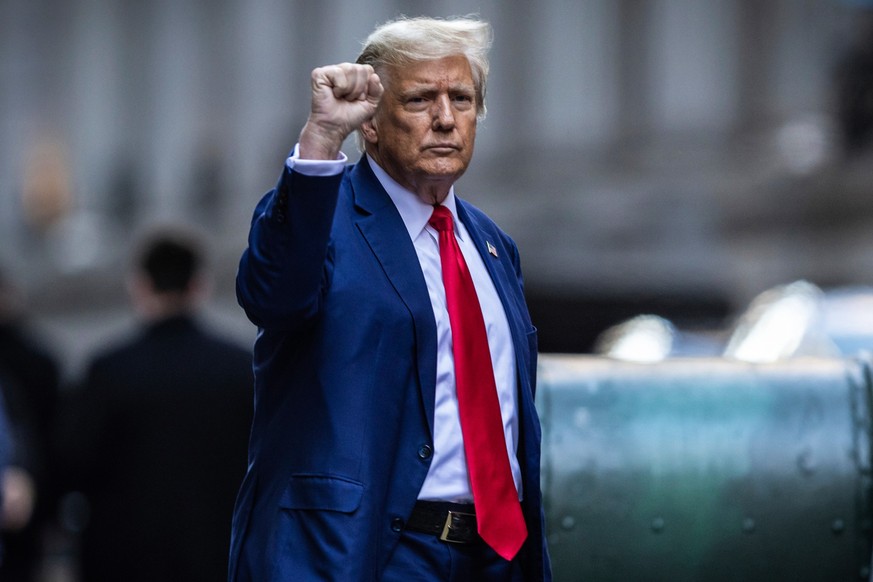 11.01.2024, USA, New York: Donald Trump, ehemaliger Präsident der USA, verlässt die 40 Wall Street in Downtown Manhattan. Der Betrugsprozess gegen den ehemaligen US-Präsidenten Donald Trump in New Yor ...