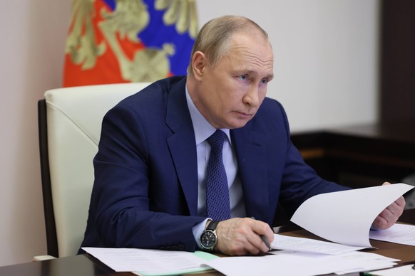 News Bilder des Tages MOSCOW REGION, RUSSIA - JUNE 2, 2022: Russia s President Vladimir Putin holds a meeting on railway construction development via video link from his Novo-Ogaryovo residence. Mikha ...