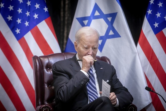ARCHIV - 18.10.2023, Israel, Tel Aviv: US-Präsident Joe Biden macht eine Pause während eines Treffens mit dem israelischen Premierminister Netanjahu. (zu dpa: «Nach iranischem Angriff: Biden telefonie ...