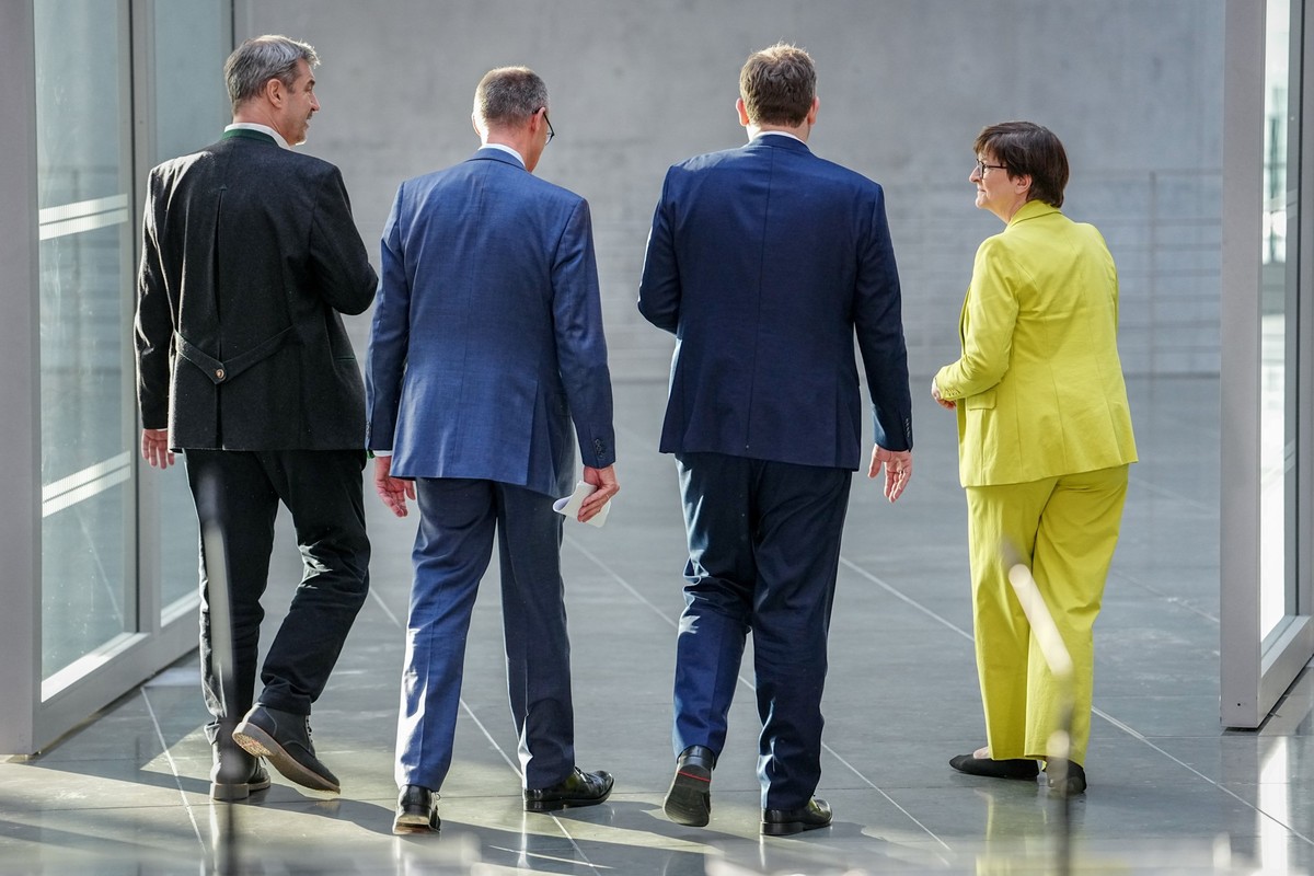 08.03.2025, Berlin: Markus Söder (l-r), (CSU), Ministerpräsident von Bayern und CSU Vorsitzender, Friedrich Merz, Unions-Kanzlerkandidat und CDU-Bundesvorsitzender, Lars Klingbeil, SPD-Fraktions- und  ...