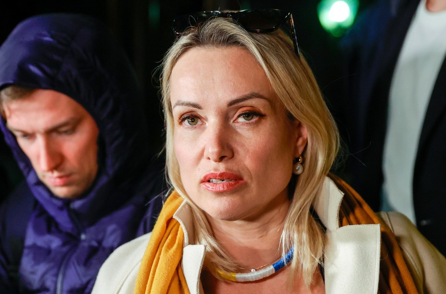 DIESES FOTO WIRD VON DER RUSSISCHEN STAATSAGENTUR TASS ZUR VERFÜGUNG GESTELLT. [MOSCOW, RUSSIA - MARCH 15, 2022: Channel One editor Marina Ovsyannikova talks to journalists after a hearing at Moscow&# ...