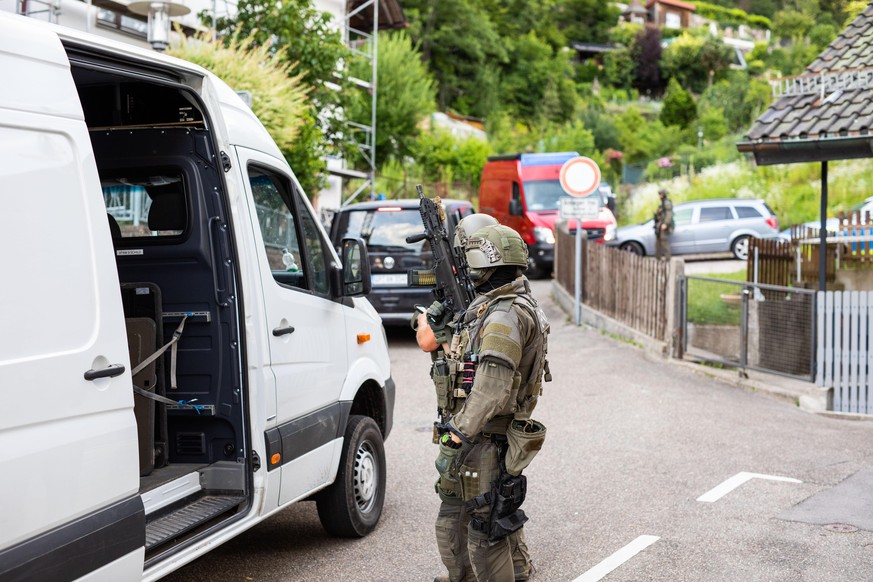 13.07.2020, Baden-Württemberg, Oppenau: Polizisten des Sondereinsatzkommandos SEK stehen in einem Wohngebiet am Rand der Ortschaft Oppenau. Mit einem Großaufgebot hat die Polizei am Montag die Suche n ...