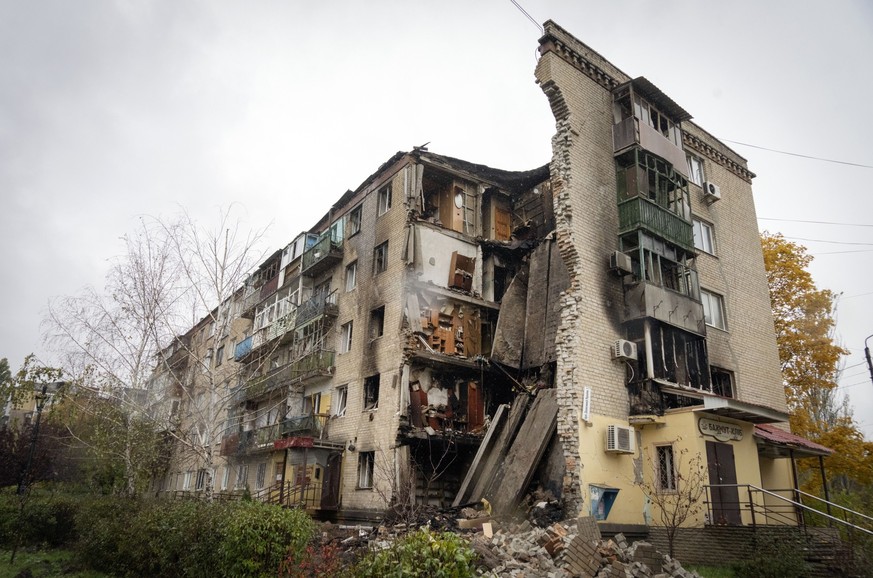 26.10.2022, Ukraine, Bachmut: Blick auf ein durch Beschuss besch�digtes Haus. Foto: Efrem Lukatsky/AP/dpa +++ dpa-Bildfunk +++