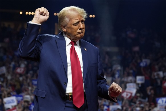 23.08.2024, USA, Glendale: Der republikanische Präsidentschaftskandidat und ehemalige US-Präsident Donald Trump tanzt bei einer Wahlkampfveranstaltung in der Desert Diamond Arena. Foto: Evan Vucci/AP/ ...