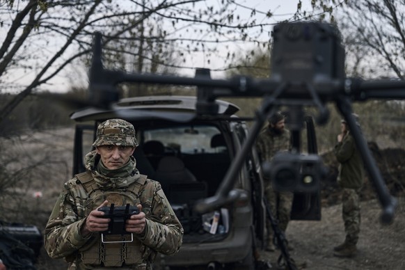 09.04.2023, Ukraine, Bachmut: Ein ukrainischer Soldat startet eine Drohne im Gebiet der schwersten Gefechte. Die ukrainischen Streitkräfte haben nach Angaben des Generalstabs in Kiew seit Ostersonntag ...