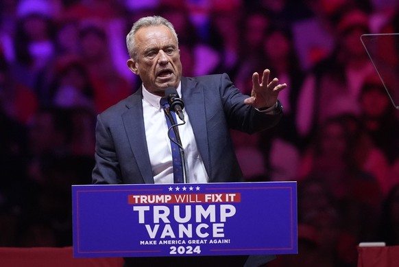 ARCHIV - 27.10.2024, USA, New York: Robert F. Kennedy Jr. spricht vor dem republikanischen US-Präsidentschaftskandidaten und ehemaligen US-Präsidenten Trump bei einer Wahlkampfveranstaltung im Madison ...