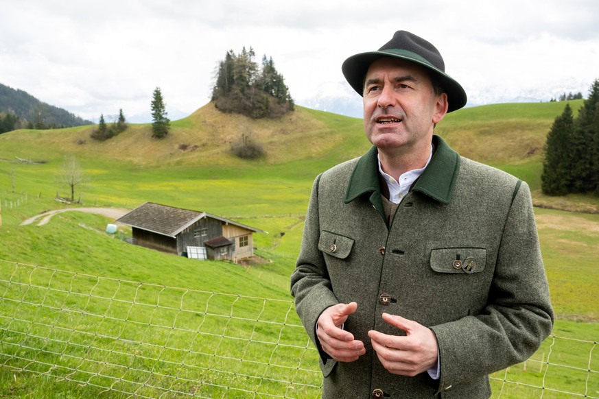 26.04.2023, Bayern, Oberaudorf: Hubert Aiwanger, (Freie Wähler) Stellvertretender Ministerpräsident und bayerischer Staatsminister für Wirtschaft, Landentwicklung und Energie, nimmt vor Ort an einem T ...