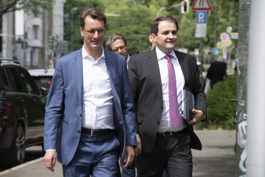 Nathanael Liminski (CDU, rechts) könnte im Kabinett von Hendrik Wüst Schul- oder Kultusminister werden. 