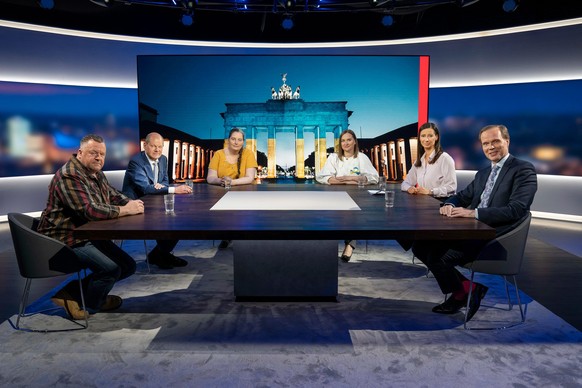 Olaf Scholz, vier Bürgerinnen und Bürger und Moderatorin Pinar Atalay bei "RTL Direkt".