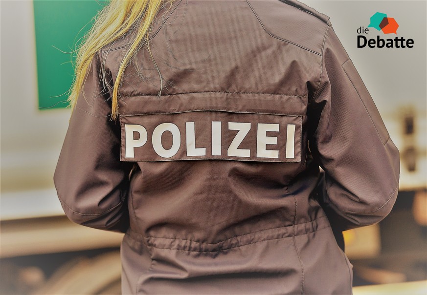 Deutschland, Marktheidenfeld, 29.03.2019, Schwerlastkontrolle der Polizei Unterfranken / Wuerzburg fuer die Region Mainfranken Bild: Polizei Logo, Uniform, blau. Neue Polizeiuniform bei einer LKE Kont ...