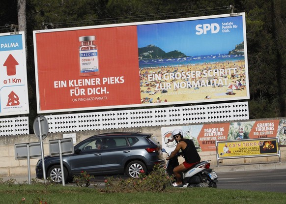 «Ein kleiner Pieks für Dich.» steht auf einem SPD-Plakat an einem Verkehrskreisel. Zwei Monate vor der Bundestagswahl wirbt die SPD mit einer Plakatkampagne auf der bei Deutschen beliebten Urlaubsinse ...