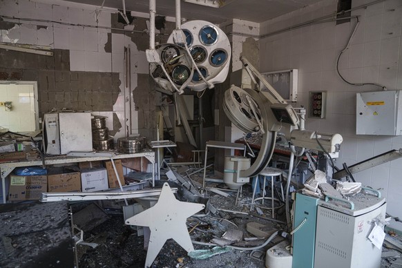 dpatopbilder - 08.07.2024, Ukraine, Kiew: Ein Blick auf die Schäden in einem von russischen Raketen getroffenen Teil des Okhmatdyt-Kinderkrankenhauses. Russische Raketen haben mehrere Menschen getötet ...