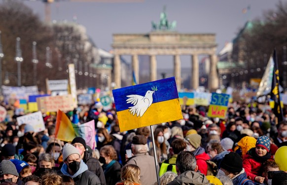 27.02.2022, Berlin: Demonstranten protestieren vor dem Brandenburger Tor gegen den Krieg in der Ukraine. Foto: Kay Nietfeld/dpa +++ dpa-Bildfunk +++