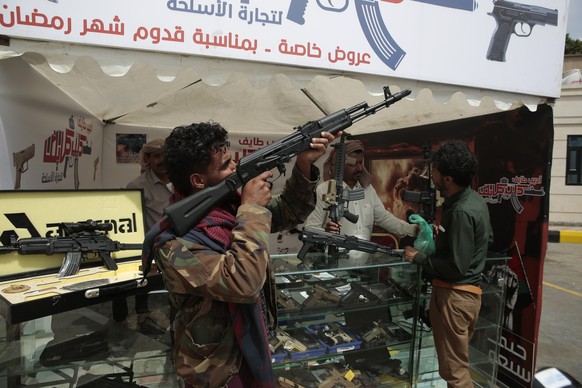 27.02.2024, Jemen, Sanaa: Ein Mann prüft ein Sturmgewehr am Stand eines Waffengeschäfts in einem Einkaufszentrum. Foto: Osamah Abdulrahman/AP/dpa +++ dpa-Bildfunk +++