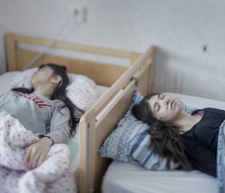Das Bild zeigt zwei Schwestern in Schweden, die mit einem «Resignation Syndrome» im Koma liegen.