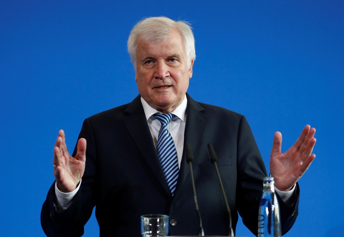 German Interior Minister Horst Seehofer addresses a news conference a in Berlin, Germany, September 19, 2018. REUTERS/Fabrizio Bensch