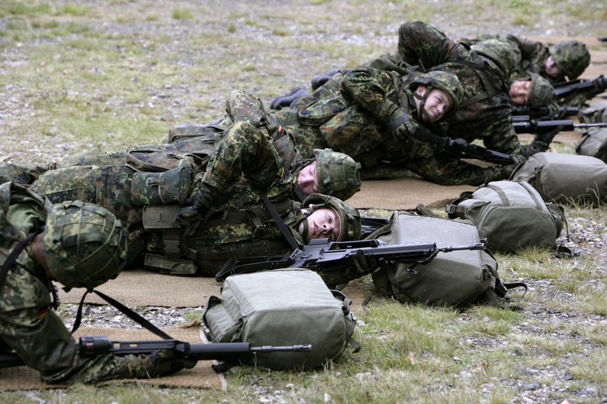 DEUTSCHLAND, KASTELLAUN, 17.10.2011, Freiwillige bei der Bundeswehr - Grundausbildung beim Führungsunterstützungsbataillon 282 in der Hunsrück-Kaserne Kastellaun. U.B.z. Soldaten bei der Ausbildung am ...