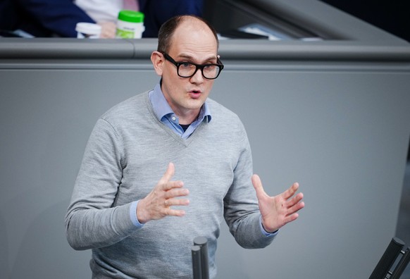 07.04.2022, Berlin: Janosch Dahmen, Gesundheitsexperte B�ndnis 90/Die Gr�nen, spricht der Sitzung des Bundestags. Der Bundestag stimmt �ber eine Impfpflicht gegen das Coronavirus ab. Foto: Kay Nietfel ...