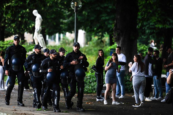 Stuttgarter Jugend und die Polizei. Aufgenommen am 26.06. eine Woche nach der Krawallnacht in Stuttgart. Abendsstimmung am Eckensee und auf der Königstrasse und Schlossgarten am Freitagabend. Viele Ju ...