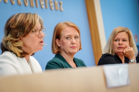 dpatopbilder - 07.06.2024, Berlin: Martina Link (l-r), Vizepräsidentin des Bundeskriminalamtes (BKA), Lisa Paus (Bündnis 90/Die Grünen), Bundesministerin für Familie, Senioren, Frauen und Jugend, und  ...